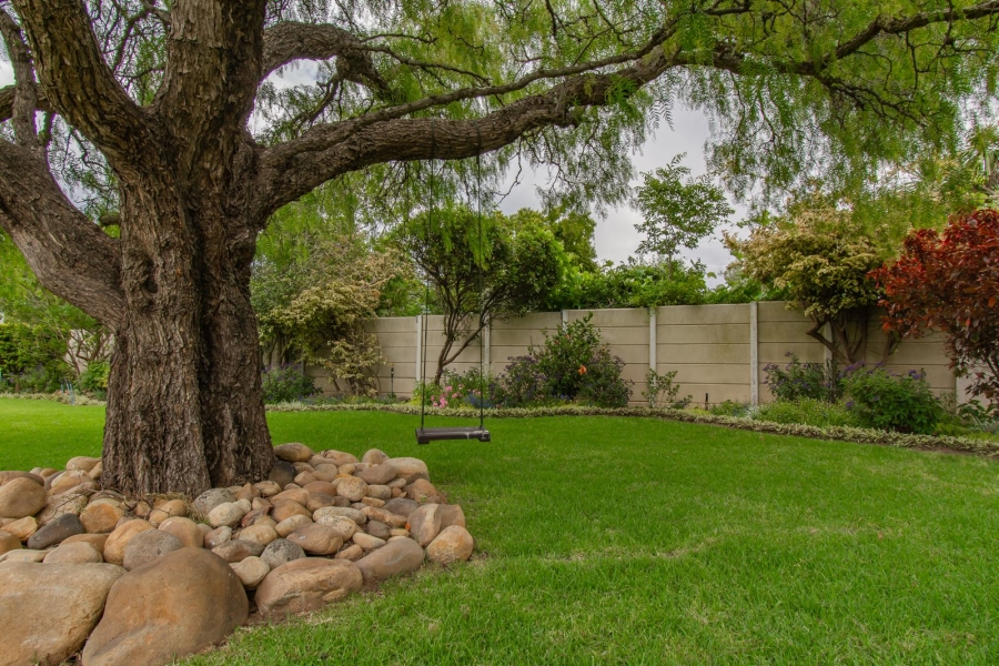 To Let 4 Bedroom Property for Rent in Somerset West Western Cape